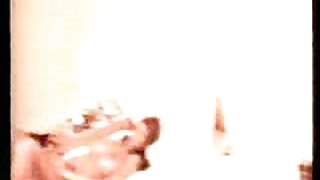 Համեղ դեռահաս Կիկին ձմերուկ է ուտում և խաղում է իր հյութալի փիսիկի հետ